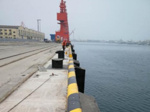 活動護輪坎--青島港三號碼頭