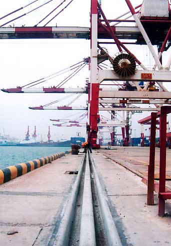 日照港集裝箱碼頭拖纜槽現場安裝